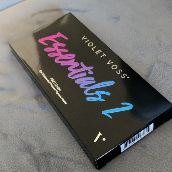 Essentials 2 Eyeshadow - Picture 3 of 3